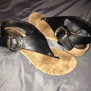 🖤🌼Black Sandals w/ Gold Buckle&Accents🌼🖤